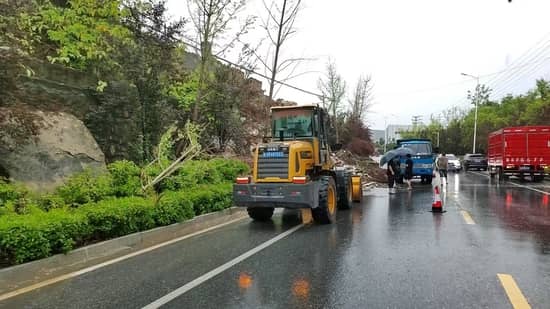 南召县交通运输综合行政执法大队全力做好暴雨极端天气下的公路保通保畅工作